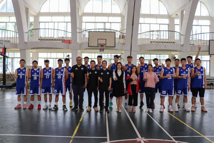 广西启航体育用品销售向学院篮球队捐赠球服