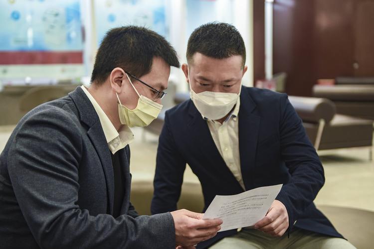 上海绿梦体育用品董事长崔金石(右)收到"中银健体贷"的300万