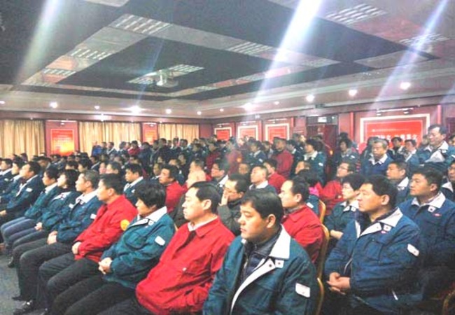 沙巴电竞集团治理人怨佚在大会堂当真听取科技人员的科普知识讲座